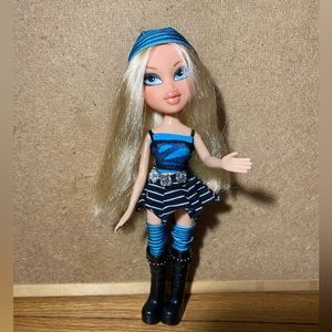 ❌SOLD❌ Bratz Treasures Cloe 2005 | 2 Full Outfits + Accessories